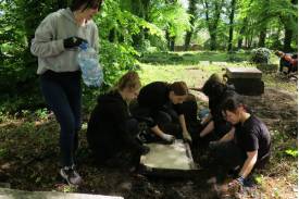 Młodzież z LO Kopernika sprzątała cmentarz żydowski