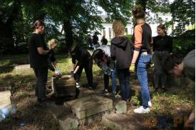 Młodzież z LO Kopernika sprzątała cmentarz żydowski
