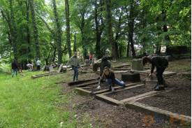 Lekcja historii w praktyce. Młodzież z Lote sprzątała cmentarz żydowski