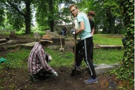 Lekcja historii w praktyce. Młodzież z Lote sprzątała cmentarz żydowski