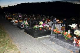 Cmentarz w Ogrodzonej w Wigilię Wszystkich Świętych.   