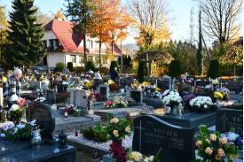Cmentarz w Ustroniu - Nierodzimiu w dniu Wszystkich Świętych.  