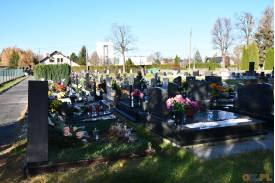 Cmentarz w Ustroniu - Nierodzimiu w dniu Wszystkich Świętych.  