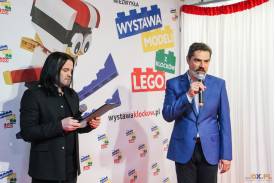 Piotr Żyła i figura z LEGO