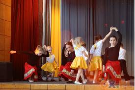 Zaolzie. Wspólna zabawa małych tancerzy z dziecięcego zespołu rytmiki i tańca „Rytmika” z rodzicami