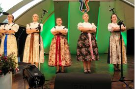 Zdjęcie przedstawia uczestników 59 Tygodnia Kultury Beskidzkiej cz.2 ubranych w stroje regionalne