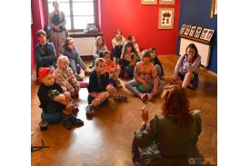 Dzieci poznają twórczość Andrzeja Szewczyka w czasie wizyty w Muzeum Śląska Cieszyńskiego 