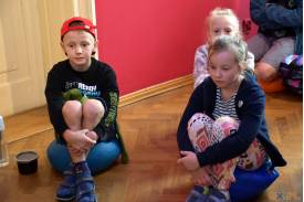 Dzieci poznają twórczość Andrzeja Szewczyka w czasie wizyty w Muzeum Śląska Cieszyńskiego 