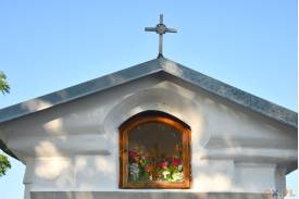Plenerowe nabożeństwo przy kapliczce Matki Bożej Wniebowziętej w Pogórzu