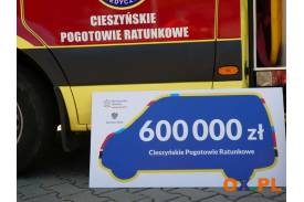 Symboliczny czek na zakup ambulansu, fot. Natasza Gorzołka
