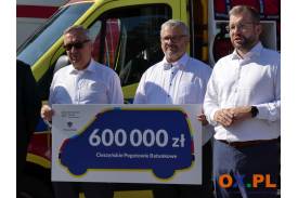 Symboliczny czek na zakup ambulansu, fot. Natasza Gorzołka