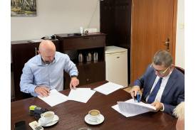 Podpisanie umowy modernizacji boisk, fot. UG Chybie