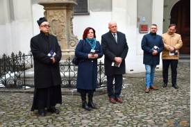 Uroczystość odsłonięcia zabytkowego krucyfiksu po renowacji na pl. św. Krzyża w Cieszynie