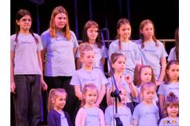 Dzieci śpiewają kolędy (zdjęcia)