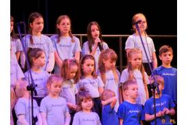 Dzieci śpiewają kolędy (zdjęcia)