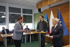 Nagrodzono zwycięzców konkursu "Jakiegokolwiek nieba chcesz dotknąć" , fot. FB/Stanisław Kubicius - Przewodniczący Rady Powiatu Cieszyńskiego