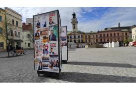Reklamy wyborcze muszą w Cieszynie respektować zasady Uchwały Krajobrazowej, na zdjęciu reklamy wyborcze w Cieszynie, fot. Natasza Gorzołka