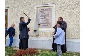 Odsłonięcie tablicy poświęconej "starej szkole" w Pierśćcu, fot. GminaSkoczow/FB