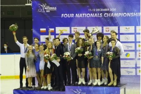 Mistrzostwa Czterech Narodów w łyżwiarstwie figurowym - dekoracja zwycięzców / fot. FJD