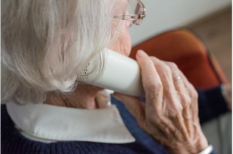 Zdjęcie przedstawia kobietę rozmawiającą przez telefon