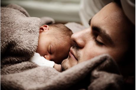 Mężczyźni najczęściej korzystają z dwutygodniowego urlopu ojcowskiego, fot. pexels.com