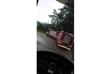 Zdjęcie przedstawia wozy strażackie w Iskrzycznie