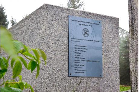 Pomnik z uszkodzoną tablicą. Fot. Łukasz Klimaniec/https://glos.live/