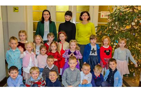 Dzieci wraz z wójt Gminy Sylwią Cieślar, przyozdobiły drzewko. fot. gmina Goleszów