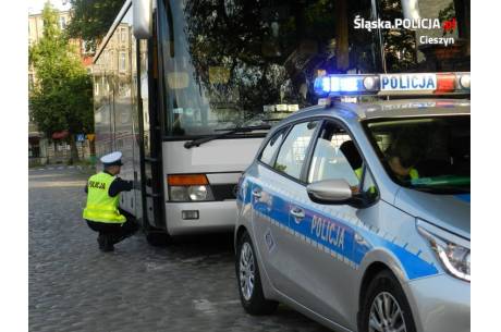 Policjanci skontrolują autokary fot. KPP Cieszyn