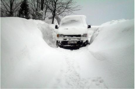 Uwaga na intensywne opady śniegu. Samochód w śniegu fot.arc