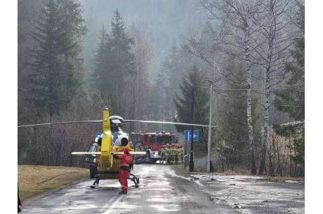 Lądowanie helikoptera w miejscu zdarzenia zabezpieczała OSP Wisła Centrum. fot. OSP Wisła Centrum
