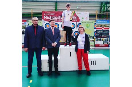 Aleksander Śmieja na szczycie podium, fot.  LUKS Orlik Goleszów