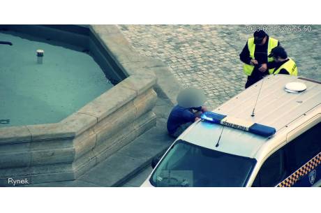Strażnicy miejscy interweniowali wobec mężczyzny, który postanowił wykąpać się w fontannie. Fot: SM w Cieszynie