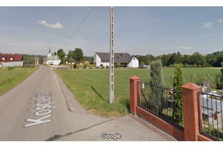 Chodnik powstał pomiędzy kościołem a "nowym" cmentarzem na ul. Kościelnej, fot. GoogleStreetView