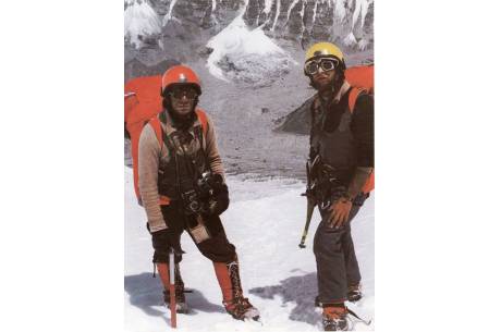 Jerzy Kukuczka (z lewej) i Andrzej Czok podczas wyprawy na Mount Everest, fot. Andrzej Heinrich/domena publiczna