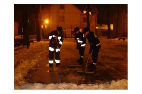 Skoczowscy strażacy z OSP przygotowujący lodowisko, zdjęcie archiwalne ox.pl