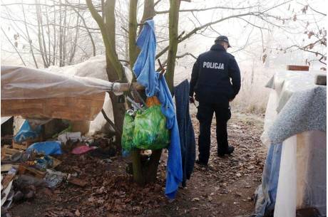 Policjanci kontrolują pustostany i miejsca przebywania bezdomnych, fot. KPP Cieszyn