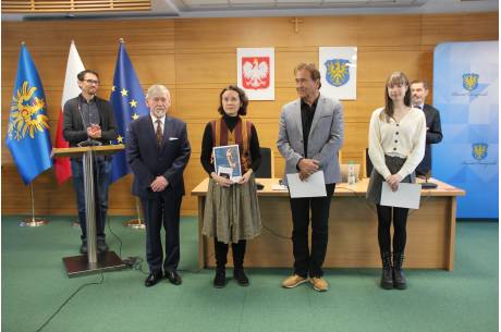 Nagrodzono zwycięzców konkursu "Jakiegokolwiek nieba chcesz dotknąć" , fot. FB/Stanisław Kubicius - Przewodniczący Rady Powiatu Cieszyńskiego