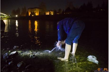 Tradycyjne obmywanie się w rzece przed wschodem słońca miało zapewniać zdrowie na cały rok, fot. arch.ox.pl