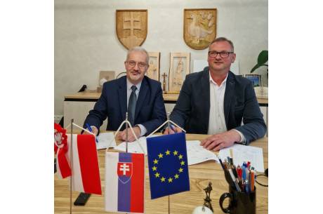 Podpisanie umowy, fot. Mieczysław Szczurek Starosta Cieszyński/FB