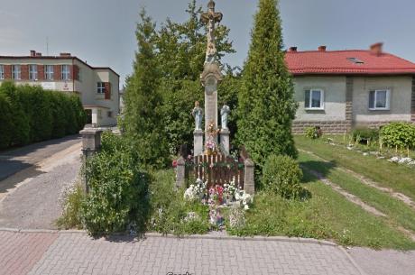 Zabytkowy krzyż stoi przy ul. Skoczowskiej nieopodal szkoły w Iłownicy. Powstał w 1825 r.. Fot. Google maps