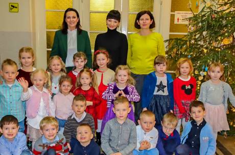 Dzieci wraz z wójt Gminy Sylwią Cieślar, przyozdobiły drzewko. fot. gmina Goleszów