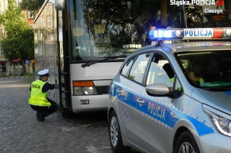 Policjanci skontrolują autokary fot. KPP Cieszyn