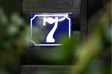 Zarządca nieruchomości lub właściciel ma obowiązek powiesić tabliczkę z numerem domu, fot. arc.ox.pl