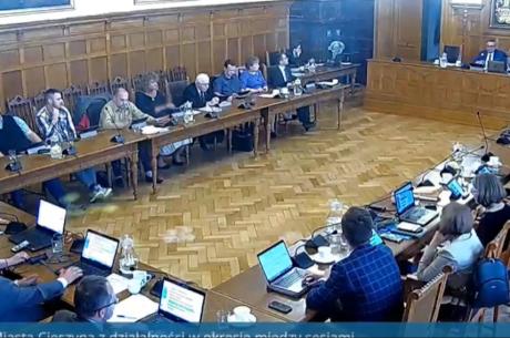 Temat seksedukatorów pojawił się na sesji Rady Miasta Cieszzyna przy okazji strategii oświaty, fot. zrzut ekranu z transmisji online na e-sesja
