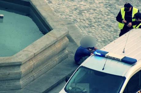 Strażnicy miejscy interweniowali wobec mężczyzny, który postanowił wykąpać się w fontannie. Fot: SM w Cieszynie