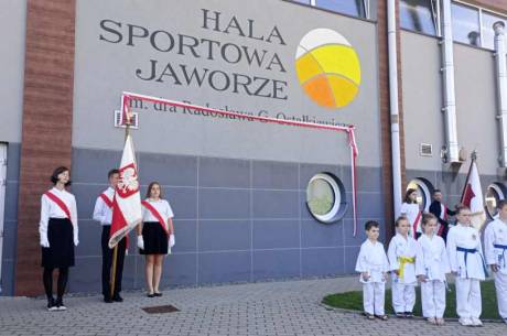 Hala Sportowa w Jaworzu od dziś nosi imię Radosława Ostałkiewicza, wójta Jaworza, który zginął w 2023 roku na Sardynii Fot: ach