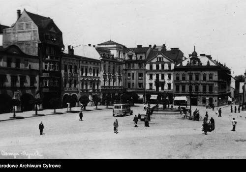 Cieszyński rynek w latach 20. XX wieku. Po prawej widać Dom Narodowy. Fot. Narodowe Archiwum Cyfrowe
