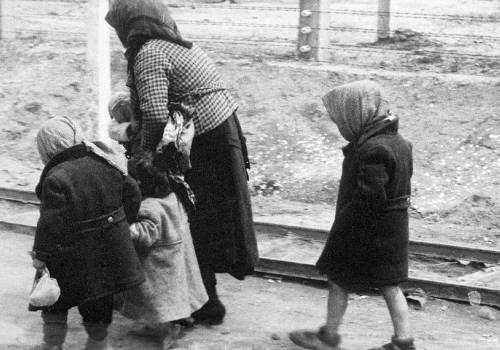  O chłopcu, który poszedł za tatą do Auschwitz - To opowieść o miłości, która daje odwagę, by zejść do piekła i siłę, by to piekło przetrwać (fot. wikipedia.org)