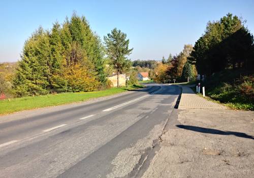 Fragment drogi w Ogrodzonej, zdjęcie z października 2018 roku. Fot. KR/ox.pl